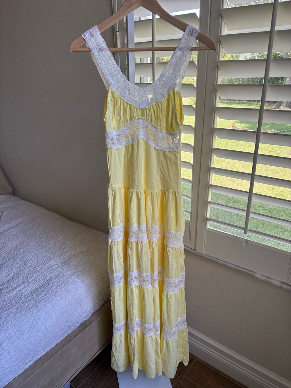 NWT Frankies Bikinis Dakota Maxi Dress Sunflower Yellow Lace Sleeveless Size XS - Picture 6 of 14